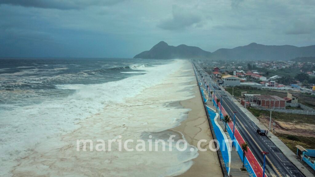 Ressaca: Ondas invadem calçadão em Itaipuaçu 7 ondas gigantes abril 2023 itaipuacu marica