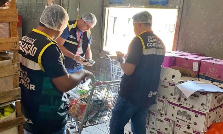 Maricá: Fiscalização do Procon descarta mais de 140kg de alimentos impróprios para consumo 7 procon fisca