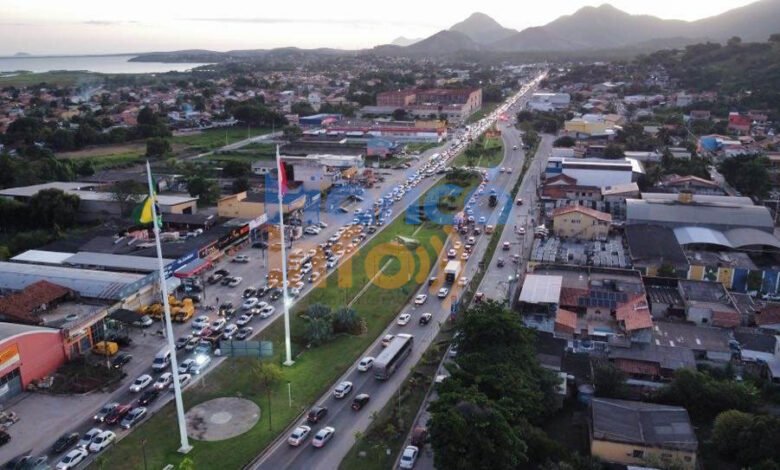 Acidente de trânsito deixa duas pessoas feridas em Maricá e causa congestionamento na RJ-106 4 transito 1