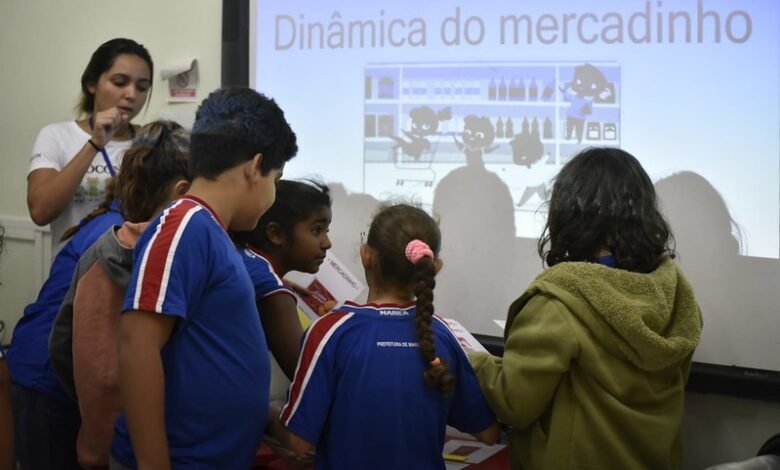 Escola de Maricá recebe projeto de educação financeira do Procon 7 procon mirim zacarias