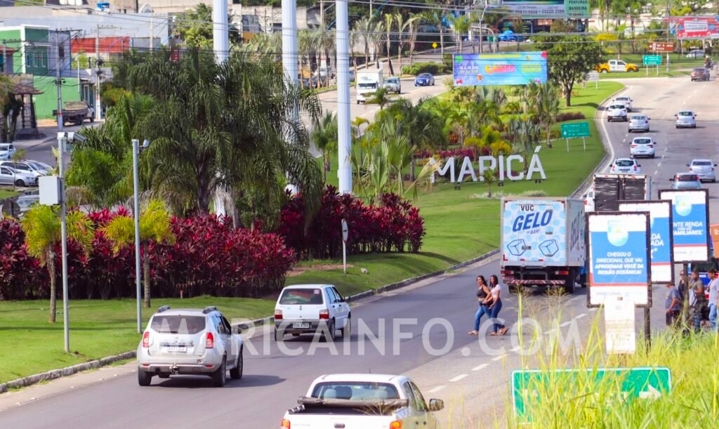 Maricá: Pedestres se arriscam em perigosa travessia; passarela ainda não saiu do papel 7 Travessia perigoso de pedestres na RJ-106 na altura do loteamento Vivendas, em Inoã, Maricá (RJ). Junho 2023 - Foto: João Henrique / Maricá Info