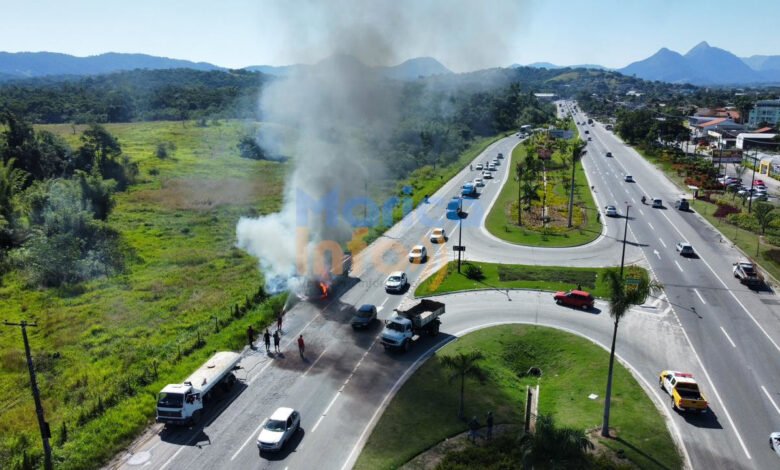 Caminhão pega fogo na RJ-106 e complica transito em Maricá 7 caminhao rj106marica