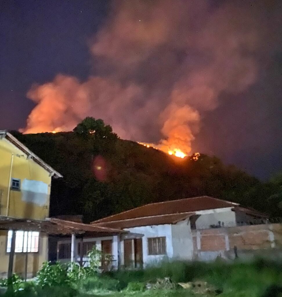 Itaipuaçu: Incêndio no 'Morro da Peça' devasta vegetação no monumento natural 12 incedio morro da peca itaipuacu