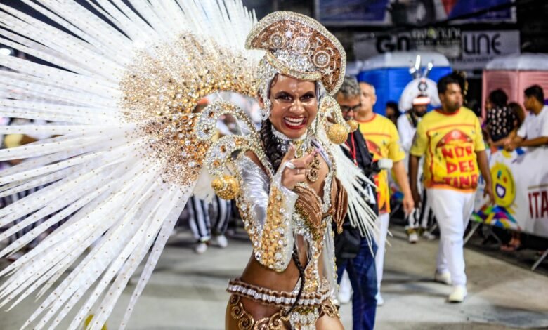 Rainha de bateria vai representar a União de Maricá no concurso da Corte do Carnaval 8 rainha de bateria