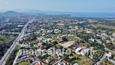 Bairro Sao Jose do Imbassai cortado pela RJ 106 com a Lagoa de Marica ao fundo
