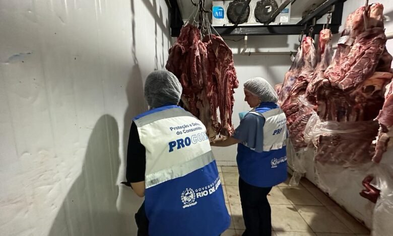 Procon-RJ descarta mais de 200 quilos de alimentos impróprios na Região Metropolitana do Rio 7 Procon RJ fiscaliza supermercados