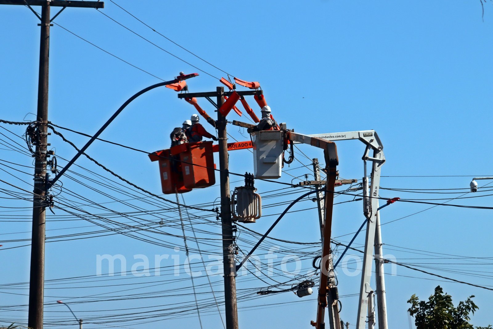 Maricá: Moradores de Inoã ficam mais de 12 horas sem energia elétrica 1 Enel poste