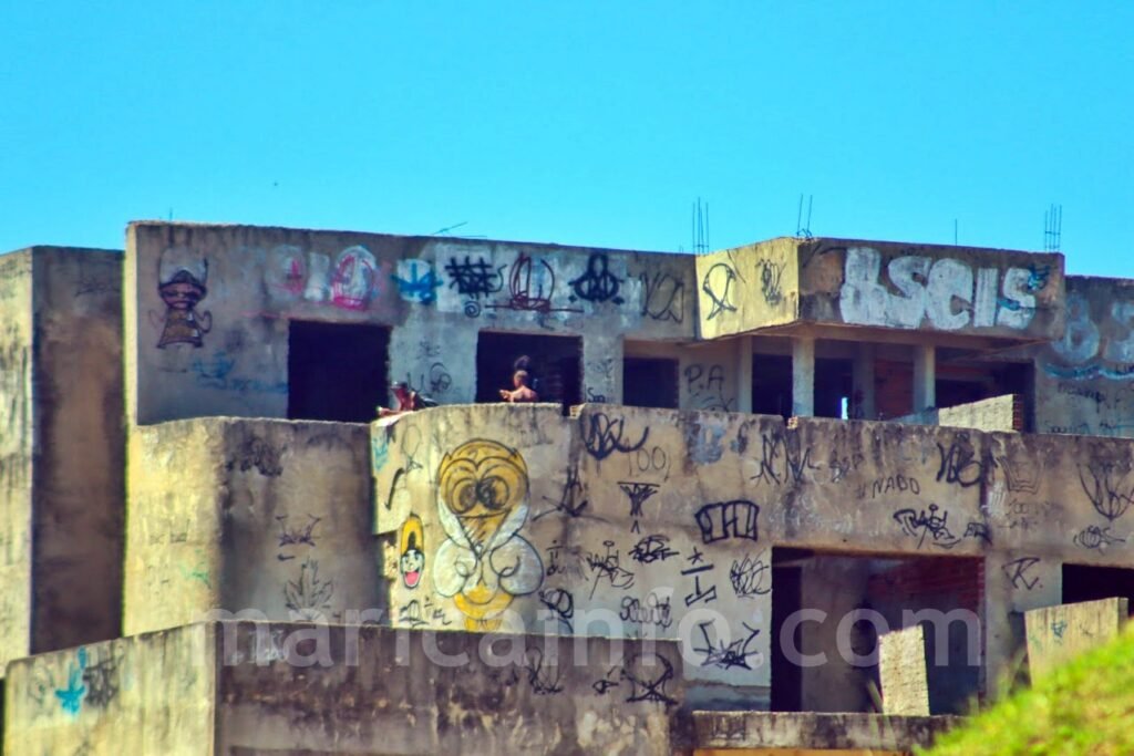 Maricá: Prédio abandonado em Ponta Negra preocupa moradores após invasão e histórico de insegurança 2 predio ponta negra abandonado