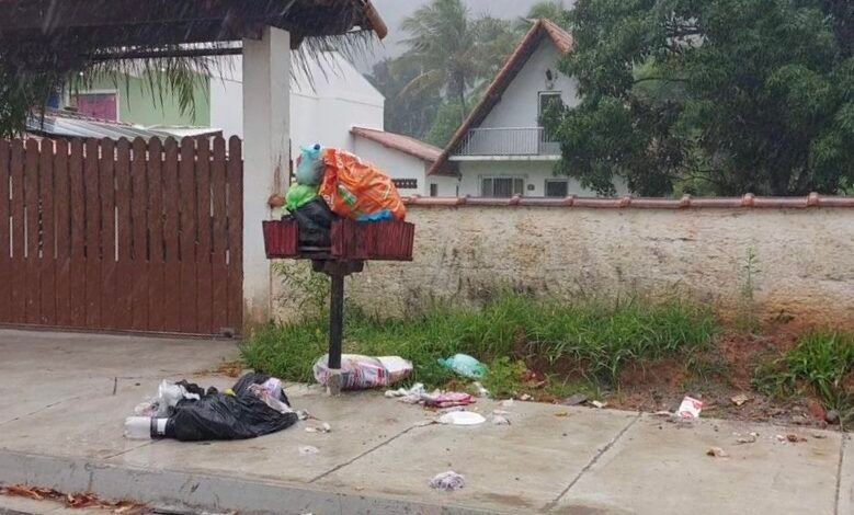 Itaipuaçu: Moradores reclamam de atraso na coleta de lixo 11 IMG 0235