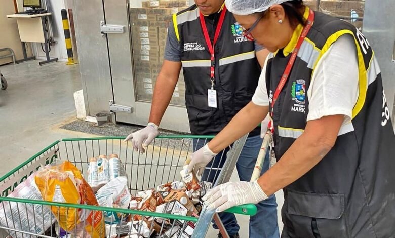 Maricá: Procon descarta produtos impróprios para consumo em supermercado atacadista 7 procon fiscaliza