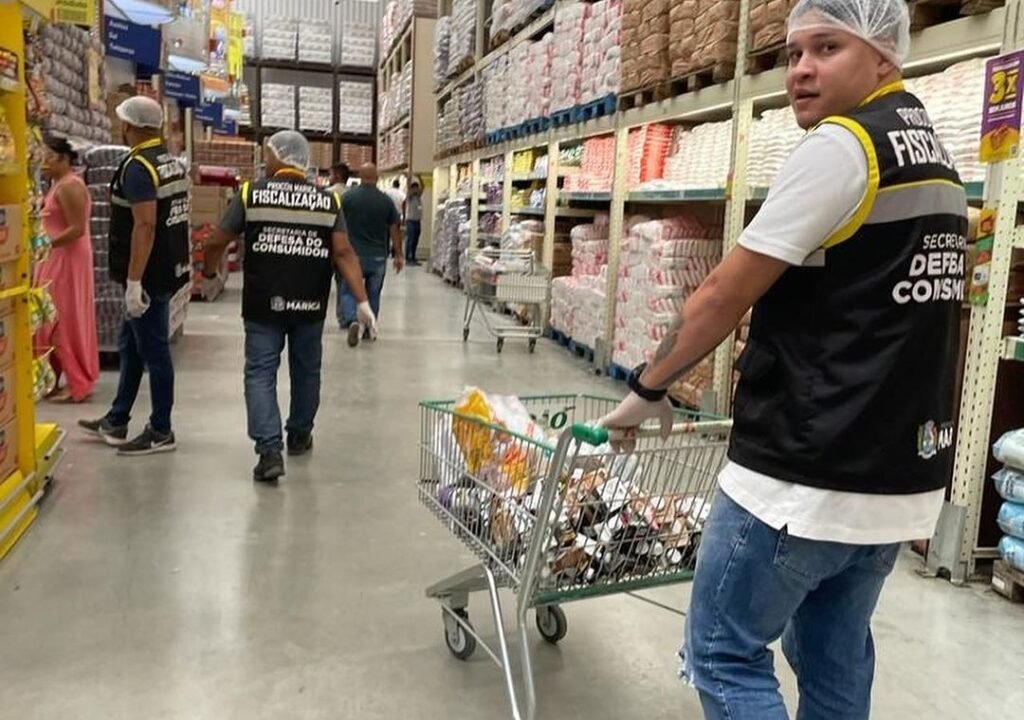 Maricá: Procon descarta produtos impróprios para consumo em supermercado atacadista 9 procon produtos