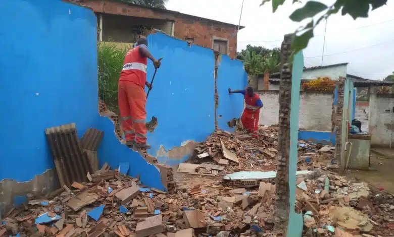 Casas são demolidas na região central de Maricá (RJ) 7 Casa demolida gated