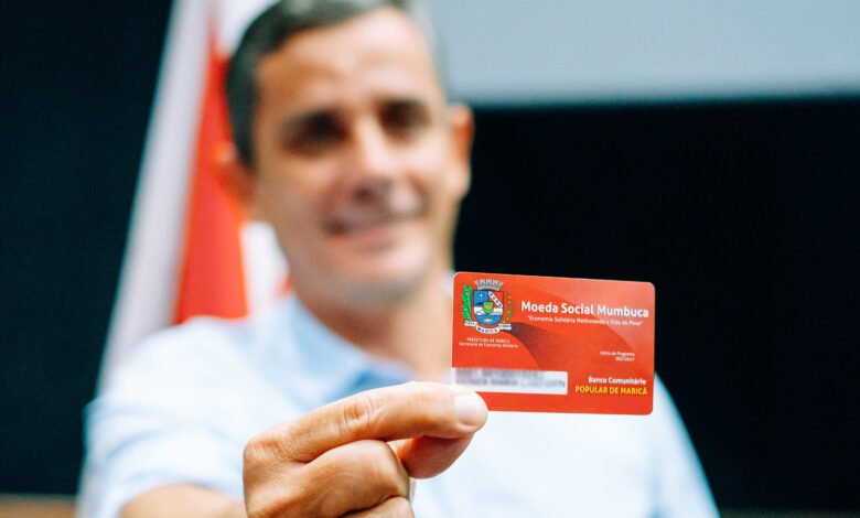 Maricá inicia entrega dos Cartões Mumbuca para os 50 mil novos beneficiários nesta quinta-feira (02/11); confira! 11 Fabiano Horta segura cartao mumbuca marica rj
