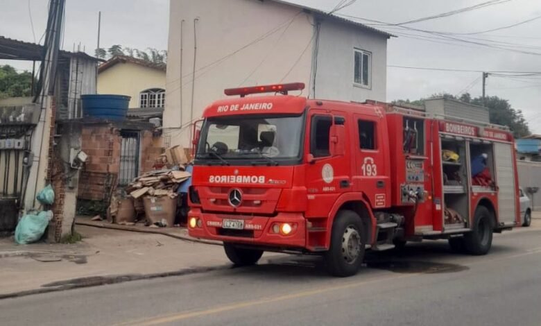 Princípio de incêndio em depósito de reciclagem mobiliza Corpo de Bombeiros em Maricá 9 bombeiros