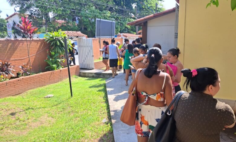 Auxílio Cuidar: Apresentação de documentação gera filas; mães relatam chegar de madrugada 9 fila auxilio cuidar