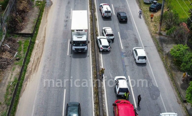 Engavetamento entre três carros causa congestionamento na RJ-106 em Maricá 7 acidente