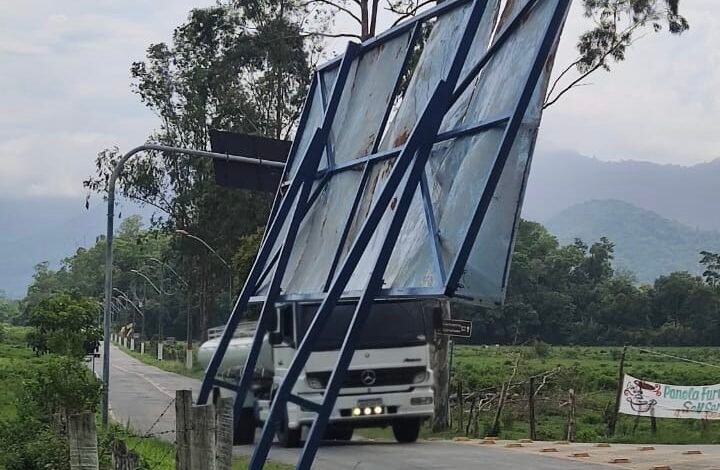 Maricá: Moradores alertam para o risco de acidentes após painel publicitário tombar 6 ec684266 1cf9 41b5 8288 ead1776dbc93