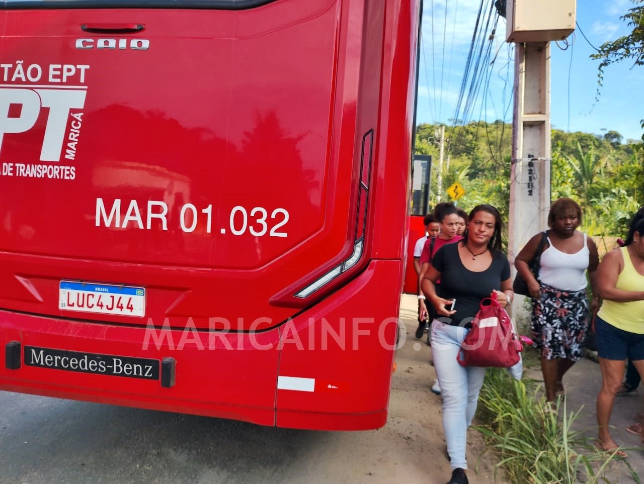 Maricá: Passageiros ficam no meio do caminho na ida ao trabalho após quebra de 'vermelinho' 1 vermelhinho quebrado
