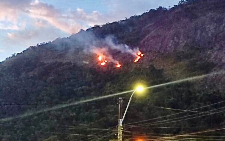 Itaipuaçu: Incêndio atinge área de mata na Pedra de Itaocaia 9 83496392 B2F3 45D7 98EA 837E036AB4B5