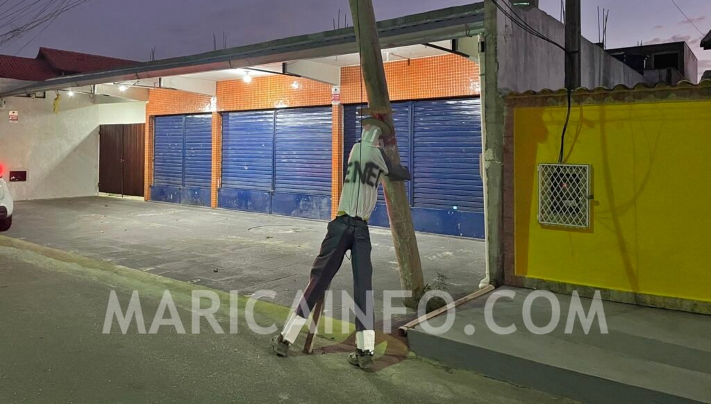 Itaipuaçu: Moradores do Jardim Atlântico sofrem pelo terceiro dia seguido com queda de energia 5 boneco segura poste