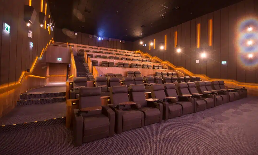Jovens de baixa renda com até 29 anos terão meia entrada em eventos no Estado do Rio 1 sala de cinema