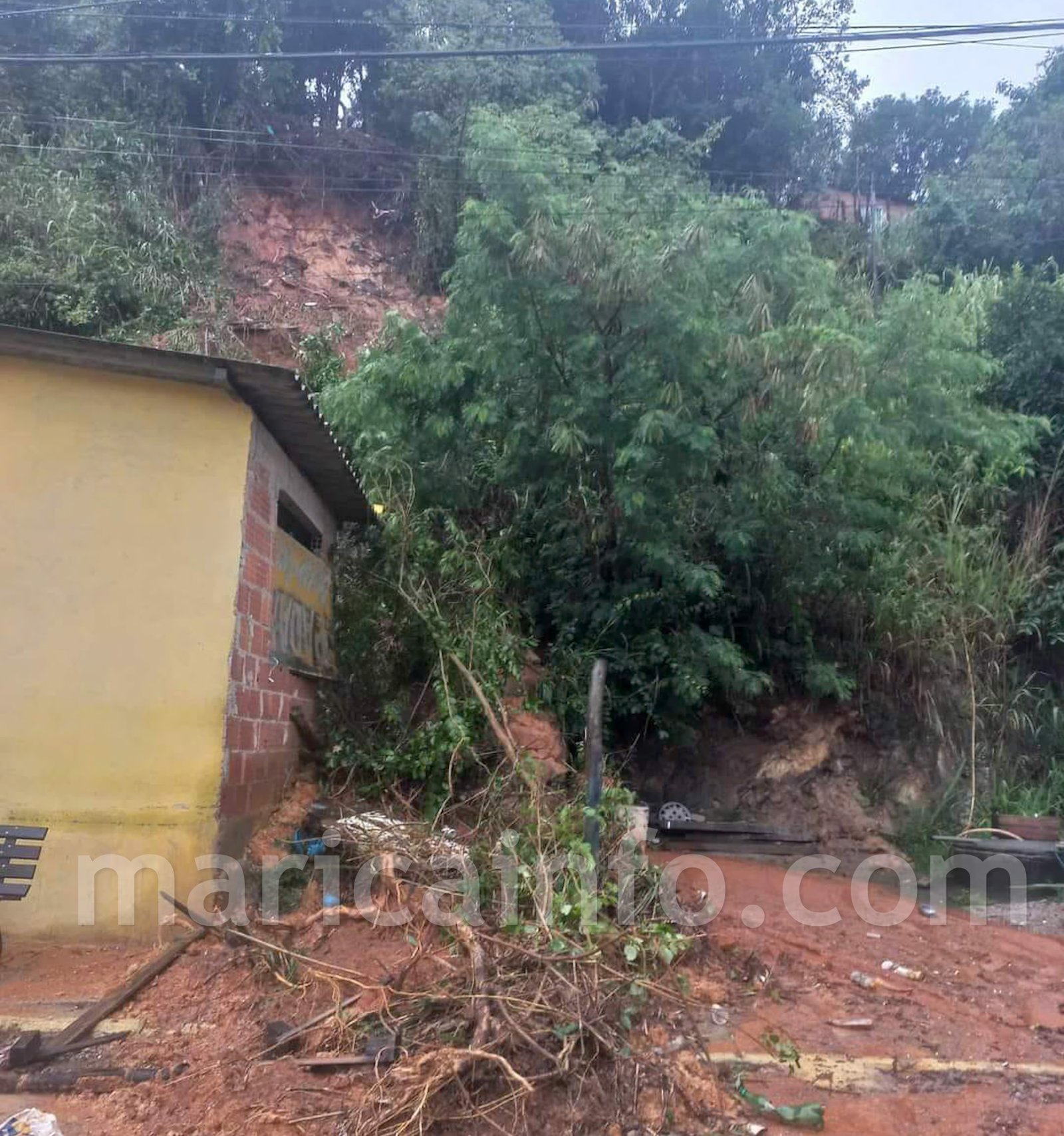 Deslizamento de terra atinge casa em bairro de Maricá durante forte chuva 1 IMG 1457