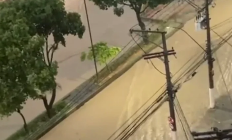 Valão da Alameda São Boaventura, em Niterói, transborda após chuva e complica volta do trabalho 7 alameda