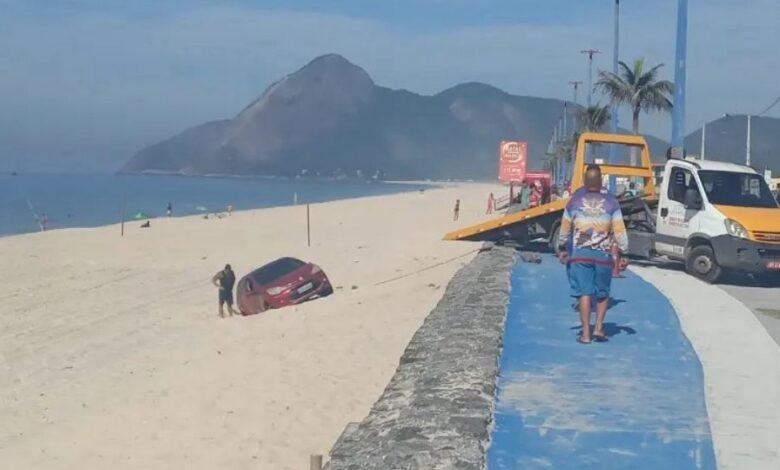 Motorista perde o controle de veículo e invade praia em Maricá 8 carro na areia