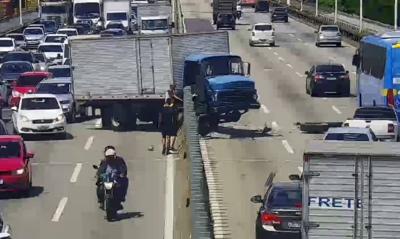 Motorista de caminhão perde controle e invade pista contrária na Ponte Rio-Niterói 7 reproducao ecoponte