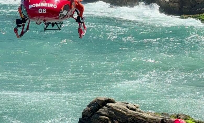 Maricá: Jovem é resgatado em helicóptero após cair em meio às pedras no litoral 13 resgate ponta negra red