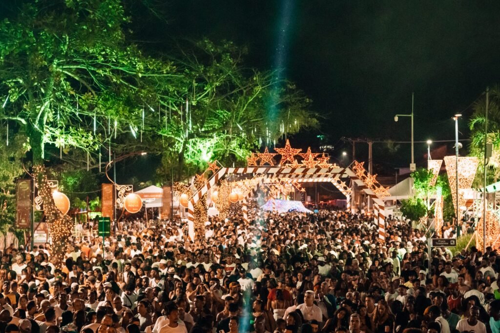 Maricá: Moradores e visitantes celebram chegada do ano novo 10 reveillon 24 aracatiba