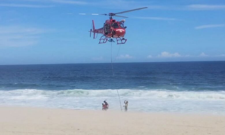 Helicóptero é utilizado no resgate de banhistas em praia de Maricá 7 helicoptero praia da barra de marica