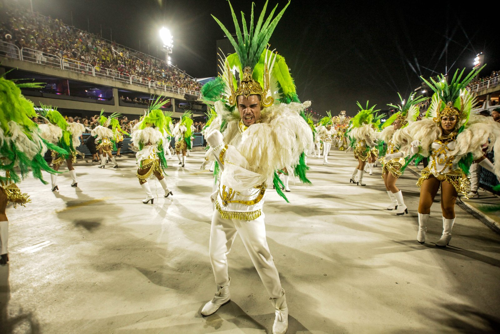 União de Maricá faz desfile impecável e mostra riqueza na Sapucaí 12 uniao de marica passista 2024 scaled