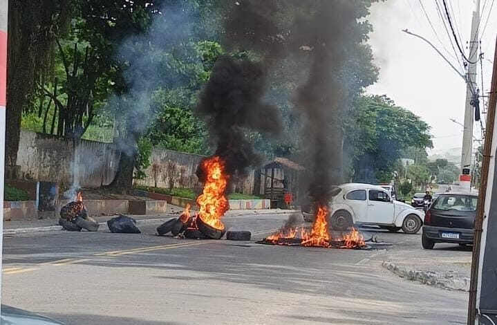 Itaipuaçu: Avenida é fechada em protesto contra a falta de energia 8 IMG 1787