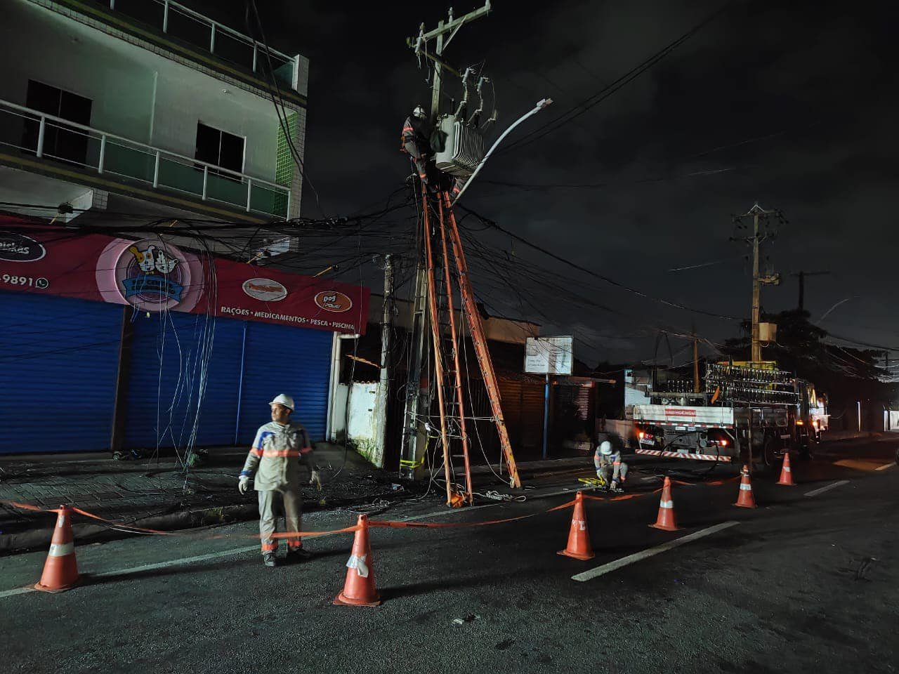 Maricá: Incêndio em poste deixa moradores sem energia e internet na região litorânea 1 fogo poste regiao litoranea marica
