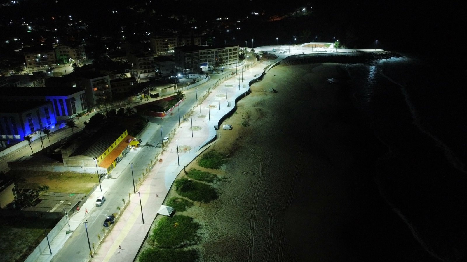 Maricá: Orla de Ponta Negra em reta final de obras; inauguração é prevista para o dia 26 de maio 11 Orla passa por teste de iluminação. (foto: divulgação / SOMAR)