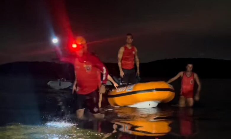 Maricá: Guarda-vidas resgatam família em barco à deriva na Lagoa 10 resgate barco