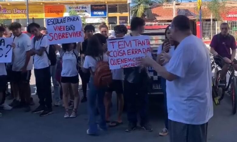 Itaipuaçu: Estudantes de colégio estadual fazem protesto 11 protesto darcy ribeiro