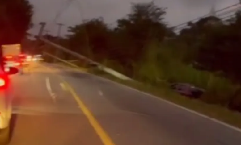 Motorista fica ferido após colidir com postes na RJ-114 em Maricá 8 rj 114