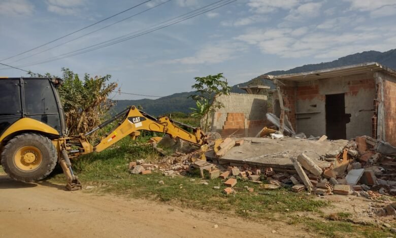 Itaipuaçu: Ações já removeram 28 casas construídas no Taboal somente em 2024 9 Casa demolida Taboal Itaipuacu