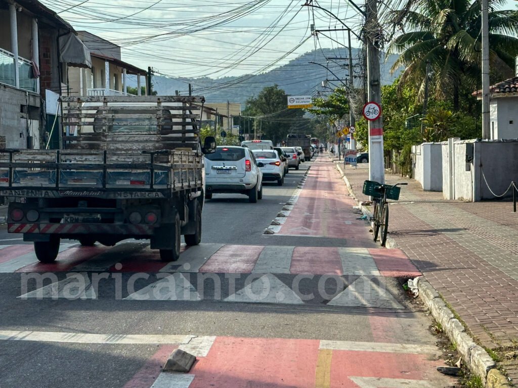 Maricá: Congestionamento quilométrico no primeiro dia do sistema binário no trânsito 10 Trânsito na Mumbuca no primeiro dia do sistema binário no Centro. (Foto: João Henrique / Maricá Info)