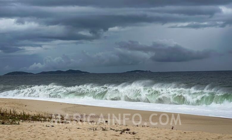 Ondas de até 3 metros: Maricá entra em alerta de ressaca até domingo 8 Praia Itaipuacu Ondas Ressaca