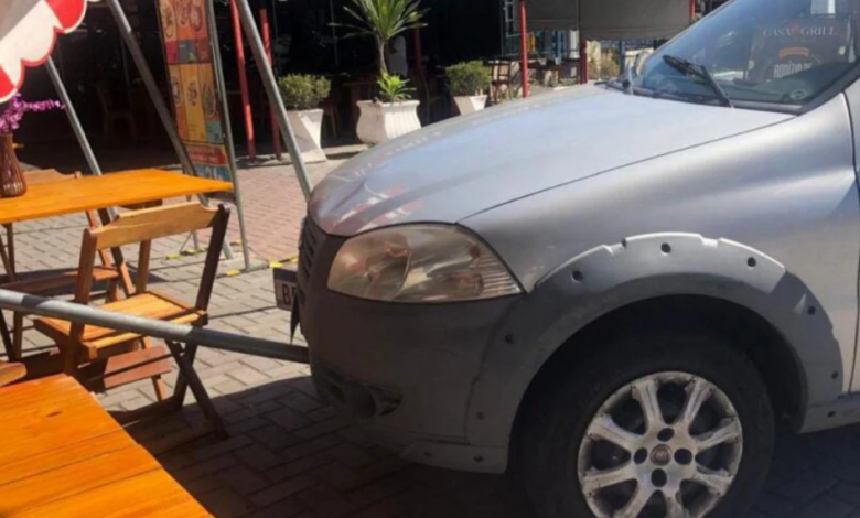 Pedestre é atropelada após motorista perder o controle no Centro de Maricá 10 carro centro de Marica