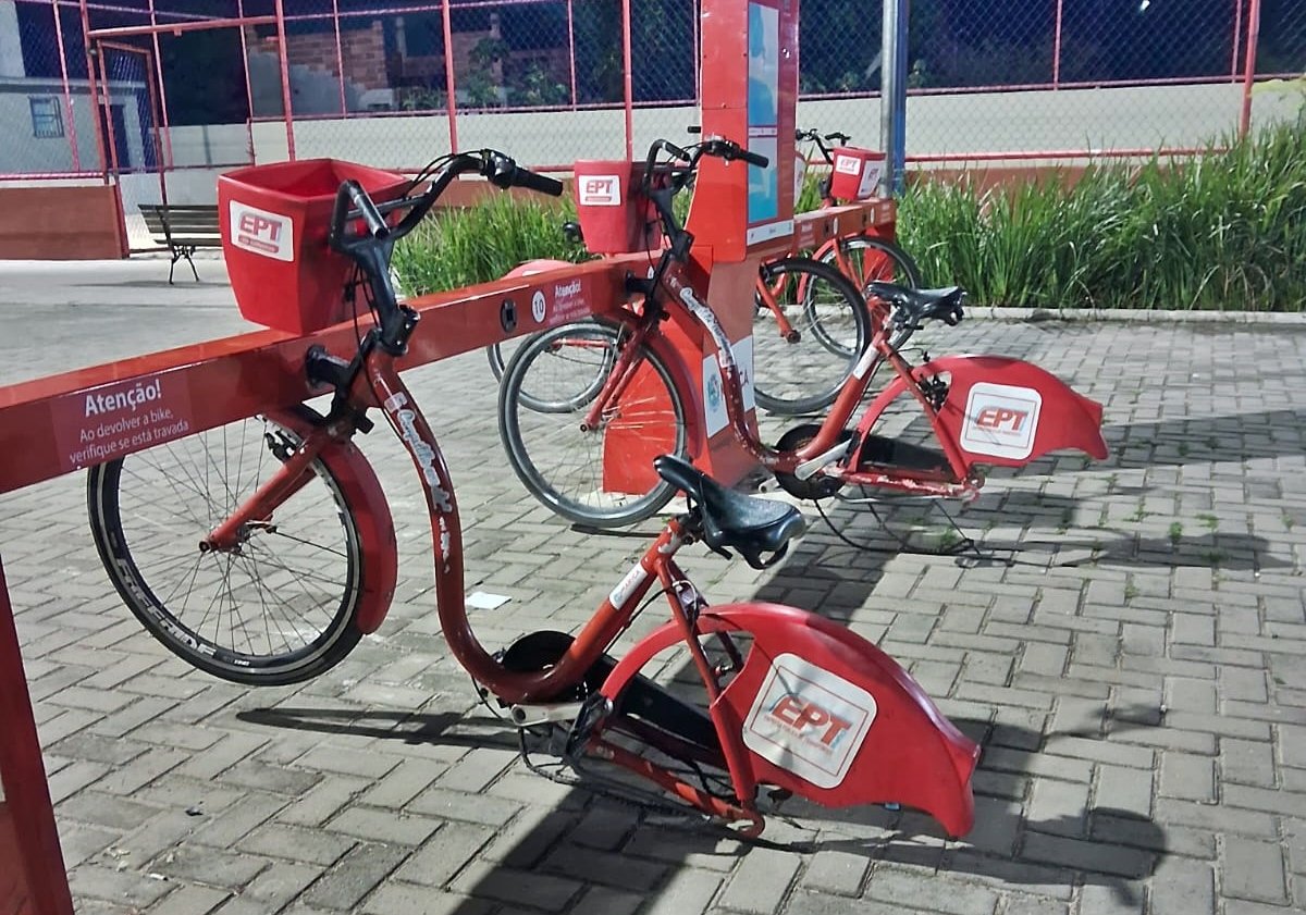 Maricá: Bicicletas 'gratuitas' sofrem com depredações e furtos de peças 1 estacao vermelhinha depredada