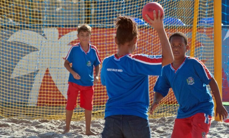 Maricá (RJ) tem colônia de férias gratuita com aulas de handebol de praia 7 handball arena codemar