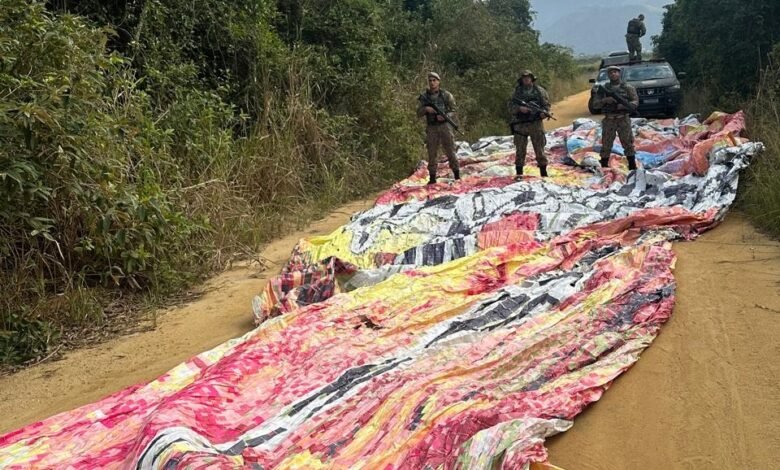 PM apreende balão de 28 metros na Restinga de Maricá 9 policia apreende balao restinga 1