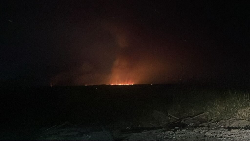 Incêndio de grandes proporções deixa distrito de Maricá coberto de fuligem 8 Fogo