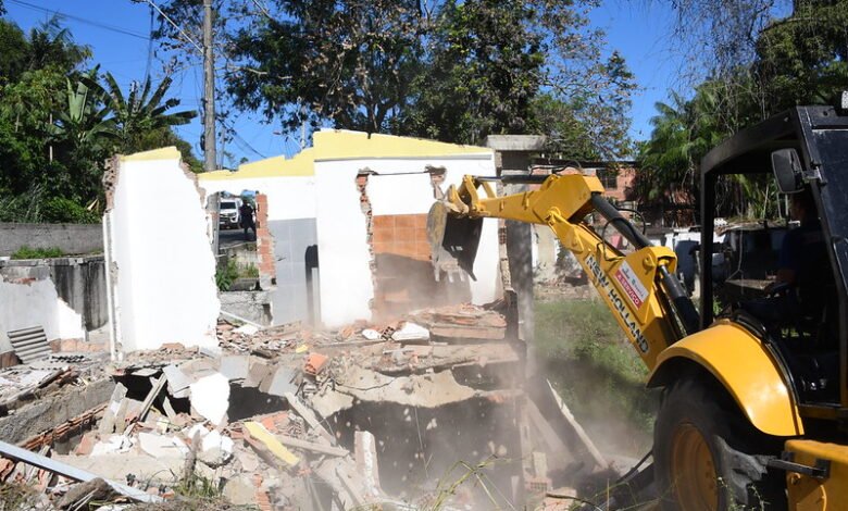 Construções irregulares são derrubadas na região central de Maricá 9 pedreiras