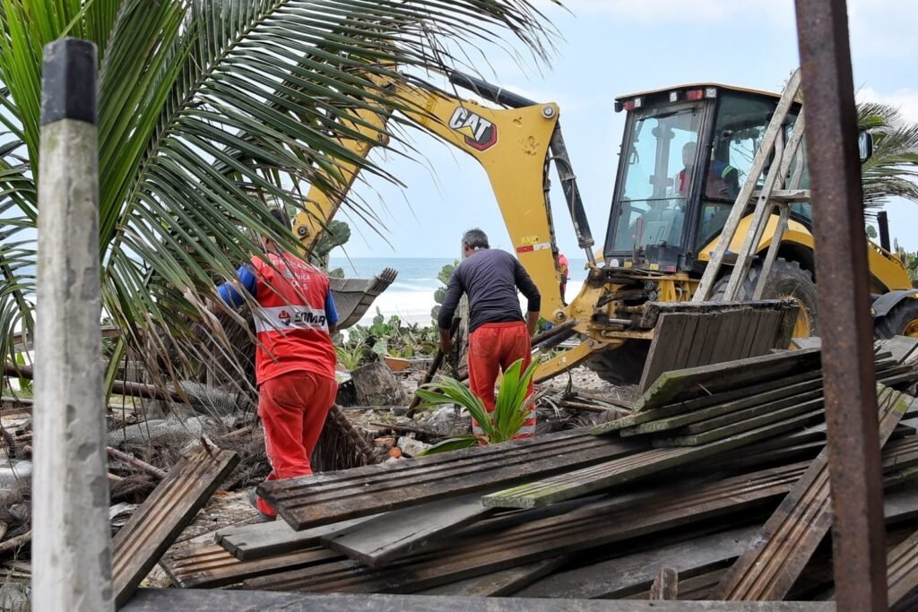 Maricá: Fiscalização retira área de lazer na faixa de areia da praia 11 IMG 2720