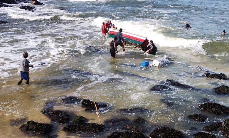 Maricá: Barco de pesca tomba no Canal de Ponta Negra (vídeo) 8 barco ponta negra